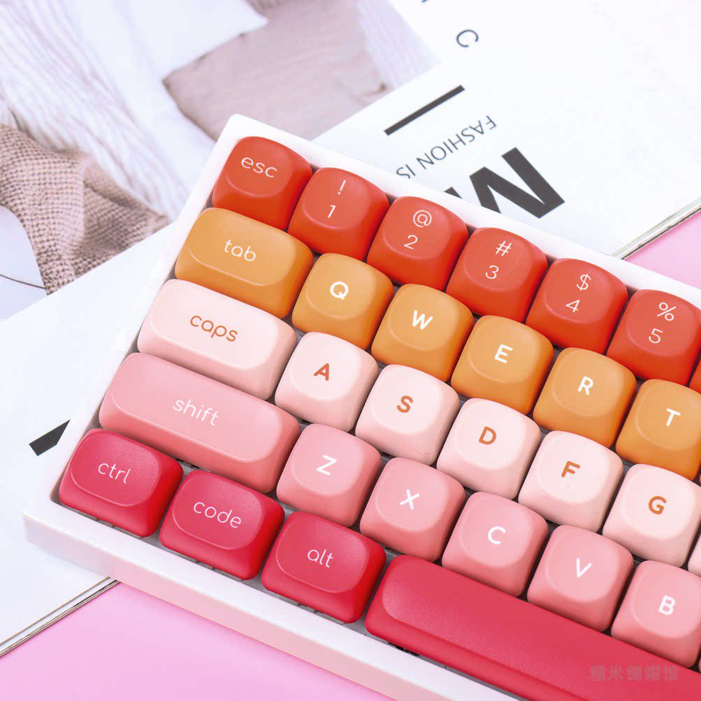 Minimalist Sunset Gradient PBT Keycap Set — 132-Key MOA Profile, Five-Sided Dye-Sub